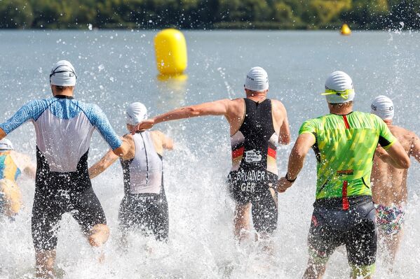 Am Ufer des Olbersdorfer Sees &ndash; eine Gruppe Schwimmer rennt ins Wasser